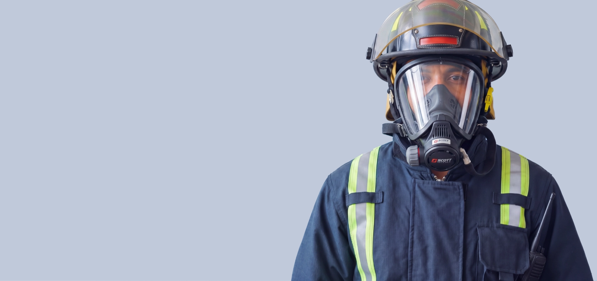 Bombero con equipo estructural